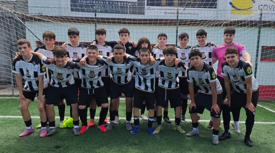 Outes CF Cadete celebrando o ascenso 2