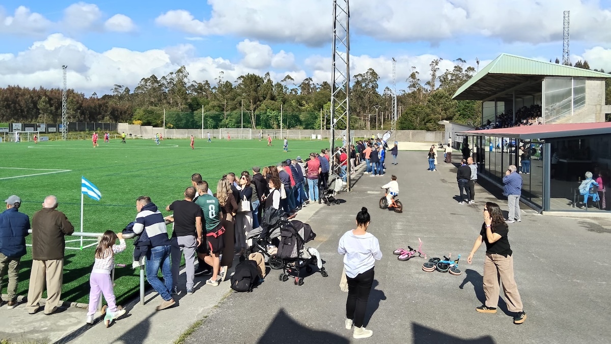 Gran ambiente no campo Platas Reinoso para o Baio-Malpica
