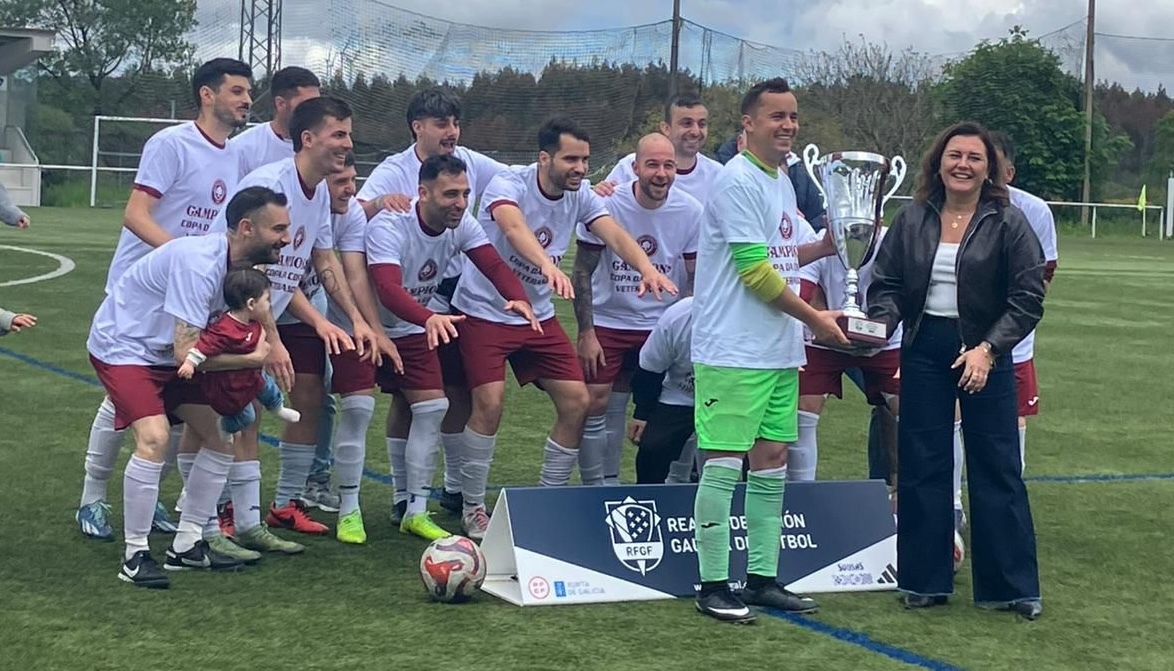 O At. Carballo campion da final da Copa da Costa dos Veteranos