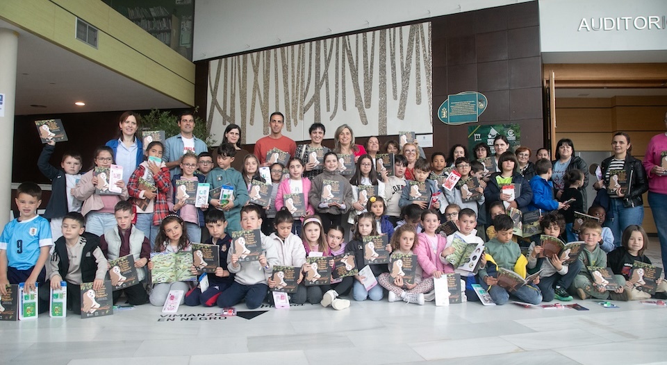 Presentacion en Vimianzo do Conto Infantil da Curuxa cos nenos do CEIP San VIcenzo