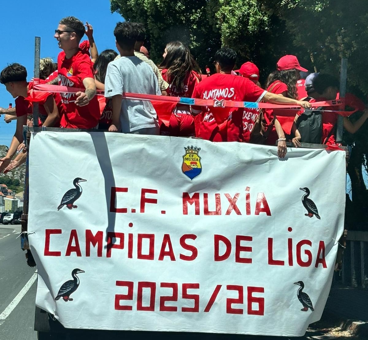 As Corvinas do Muxia celebrando o titulo