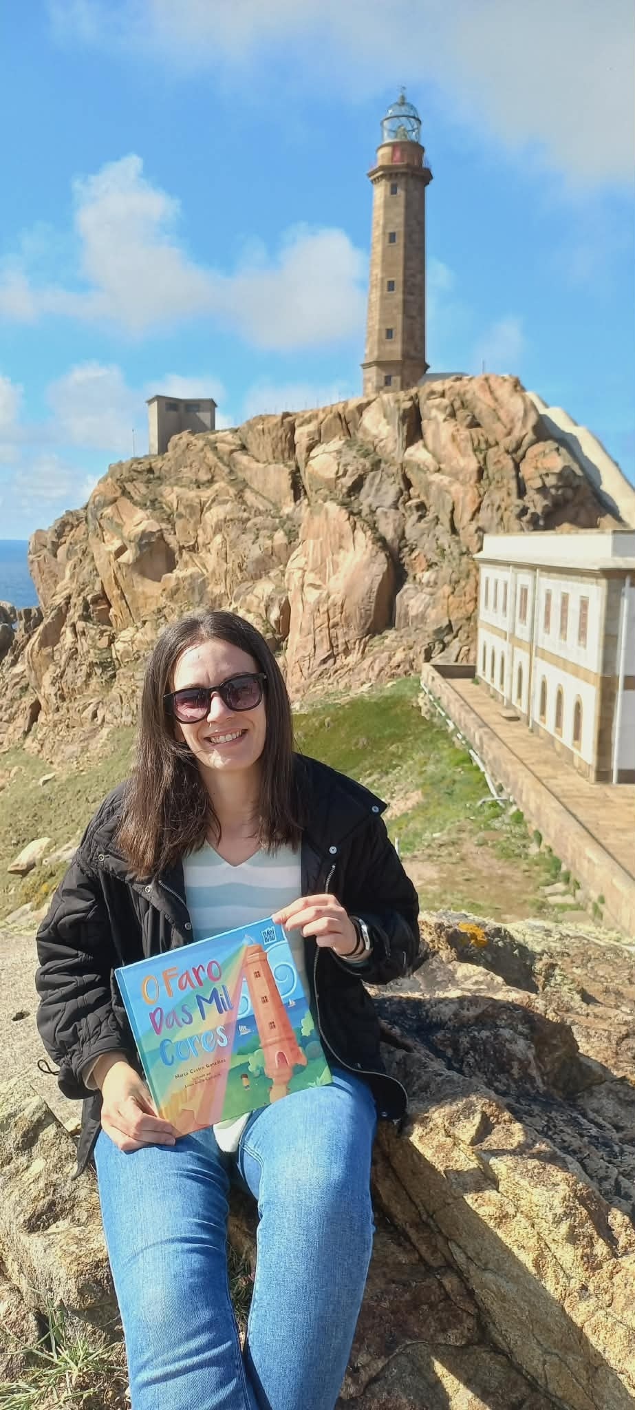Marta Castro co seu libro no Faro Vilan