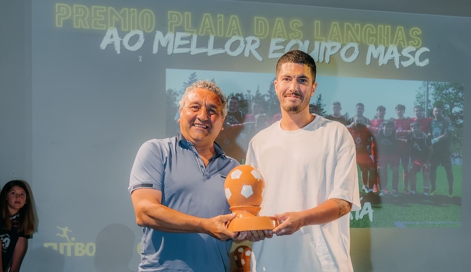 Gala do Futbol da Costa 26-O Muxía recibindo de Papi o Premio Plaia das Lanchas ao Mellor Equipo