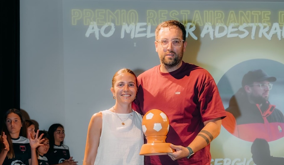 Denis Sambad das Baleas entregando o Premio Mellor Adestrador a Sergio Pataca