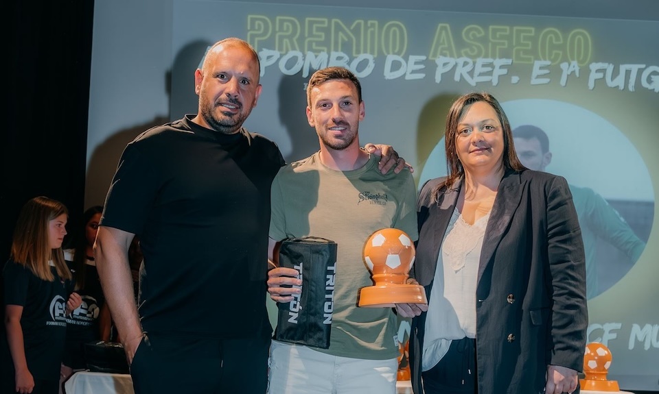 Gala do Futbol da Costa 26-Trucho e Noelia Freijeiro entregando o Premio Pombo a Ivan Bouzon