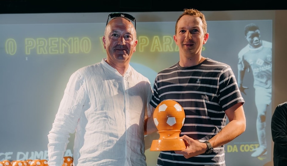 Gala do Futbol da Costa 2026-Pablo COnde recibindo do presi do Muxia o Premio Abdoulaye ao Fiutbol Base para o Dumbria CF