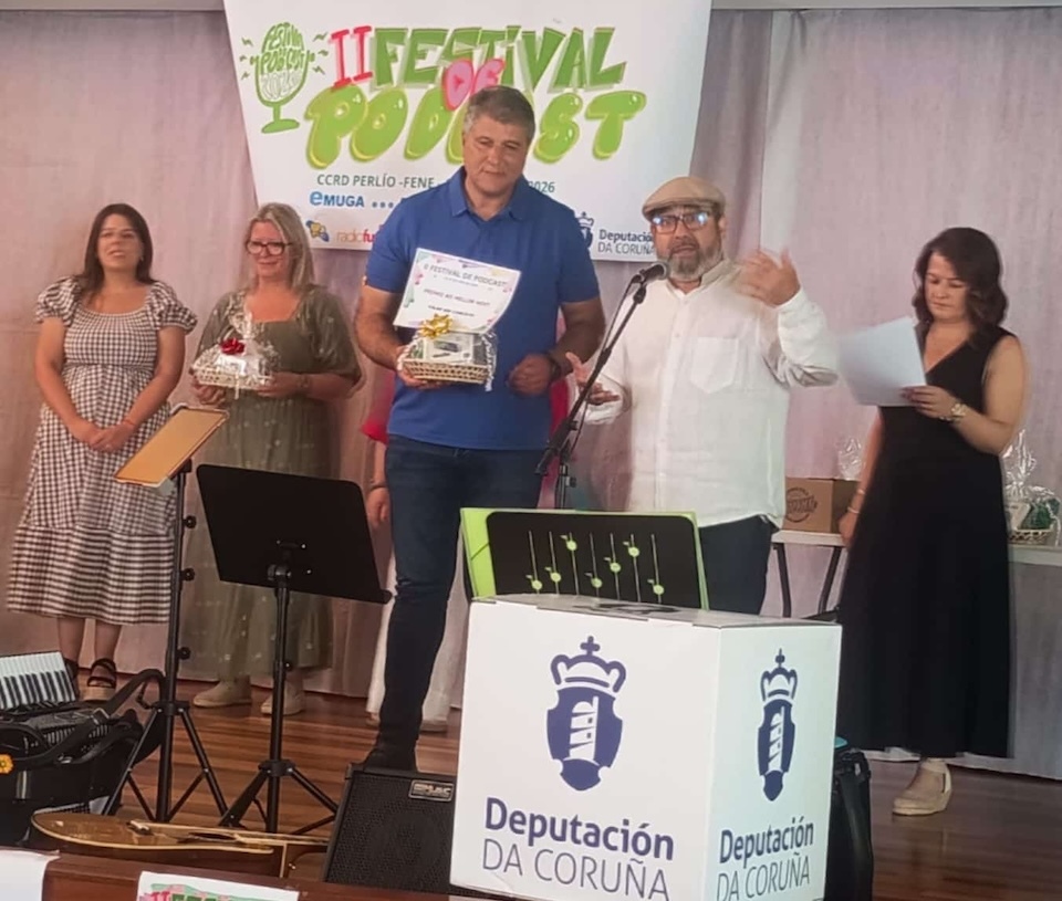 Pepe Formoso recollendo o premio por Falar sen Cancelas