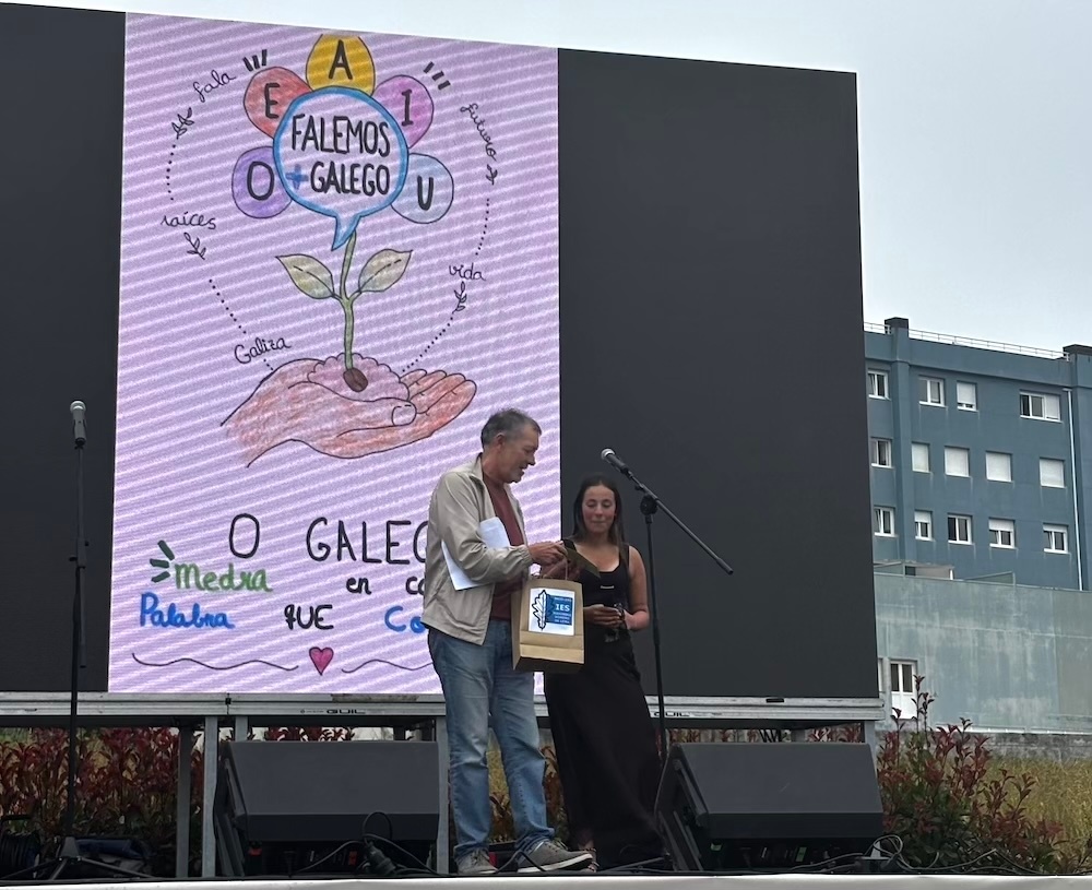 Logo ganador do Falemos+galego de Adriana Mouzo do IES Pedra da Aguia copia