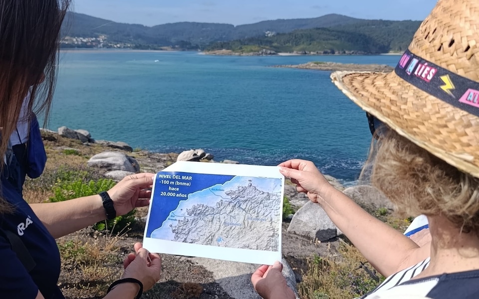 Máis de 60 persoas descubren as raíces xeolóxicas de Galicia nun roteiro entre Corme e Ponteceso-Foto Conchi