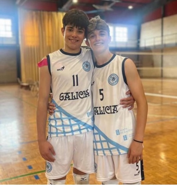 Os fisterráns do Volei Dumbría Brais García e Mateo Martínez