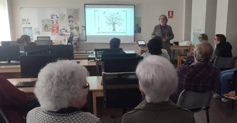 Sesion en Brens charla sobre ornitoloxía na que o profesor Manuel Carande