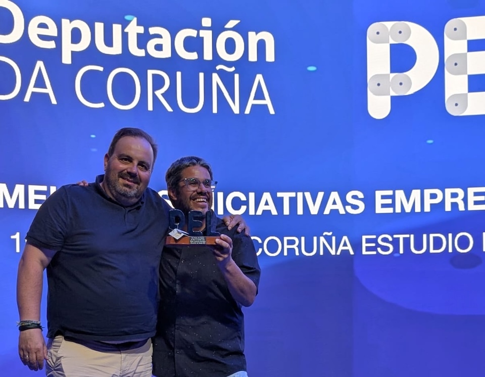 Alberto Pose con Ubaldo Cerqueiro recollendo o Premio PEL da Deputacion