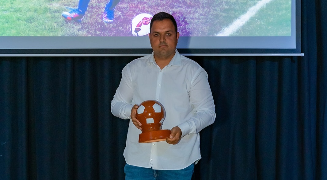 Felipe Vilela entrtegando un Premio Abdoulaye nunha Gala do Futbol da Costa