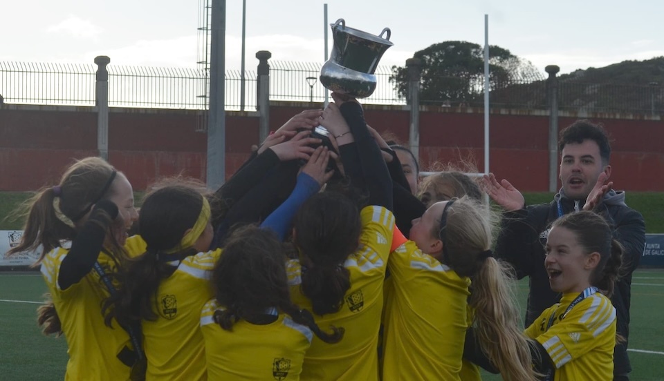Eloy Garcia Fateira coas sub 11 da Seleccion da Costa campionas de Galicia