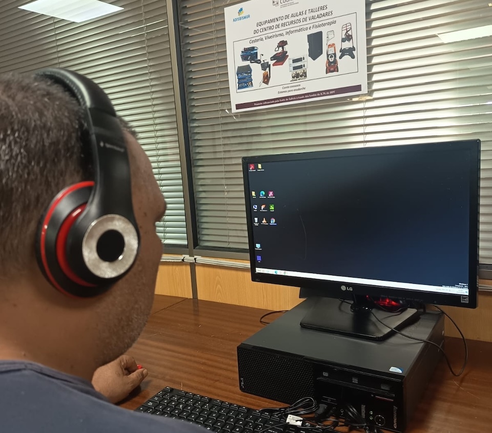 Cascos novos para ADisbismur coa X Solidaria