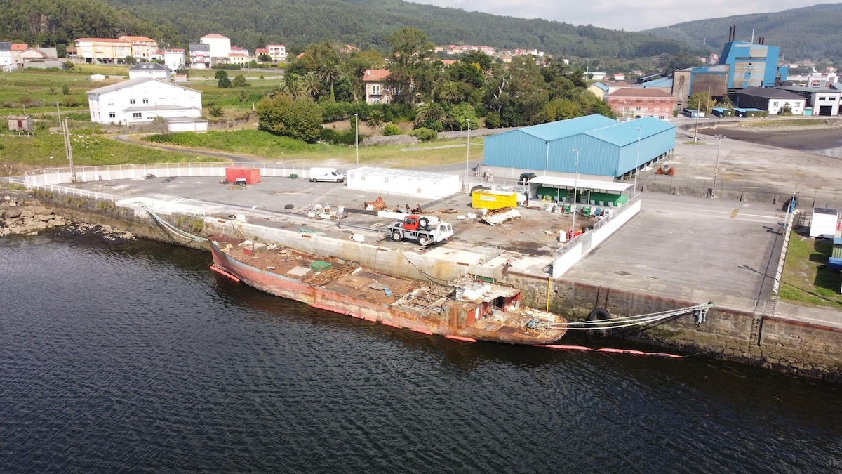 Instalacions de BrokenBoats no porto de Brens en 2024