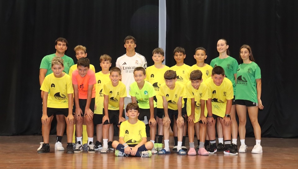 Raul Lema en Mazaricos cun dos grupos do campus
