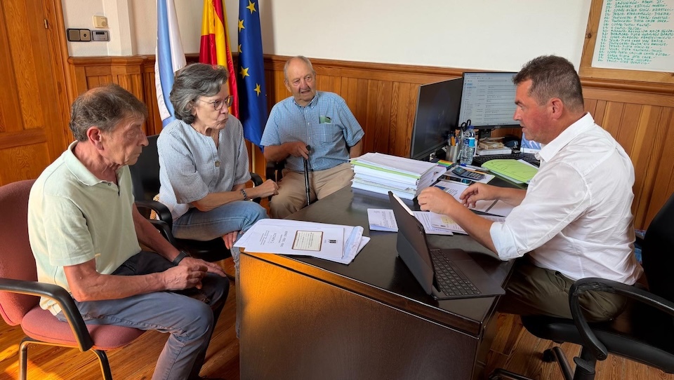 Alcalde de Ponteceso comprando os terreos do aparcamento