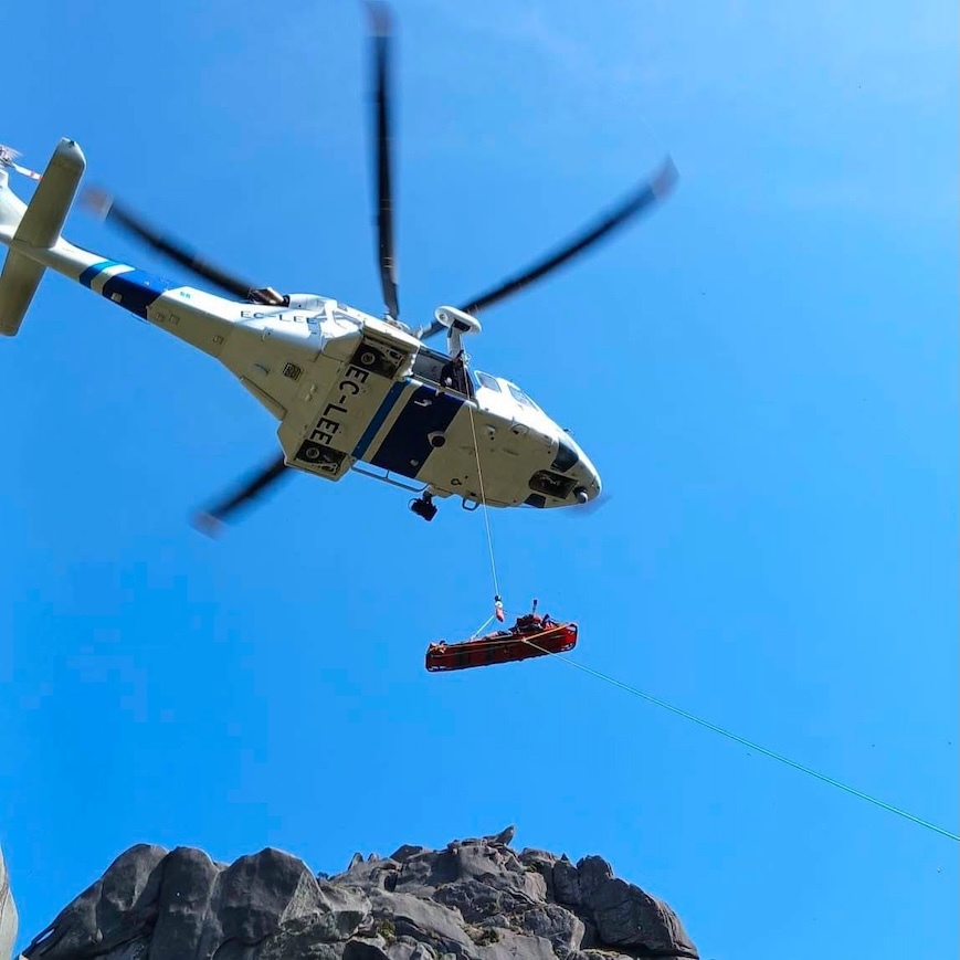 Rescate do helicoptero Pesca 1 no Monte Pindo-Foto-GardaCostas