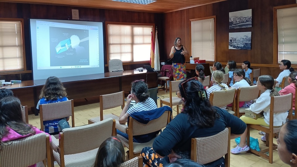 Virxinia Barros dando unha charla sobre o eclpse en Malpica